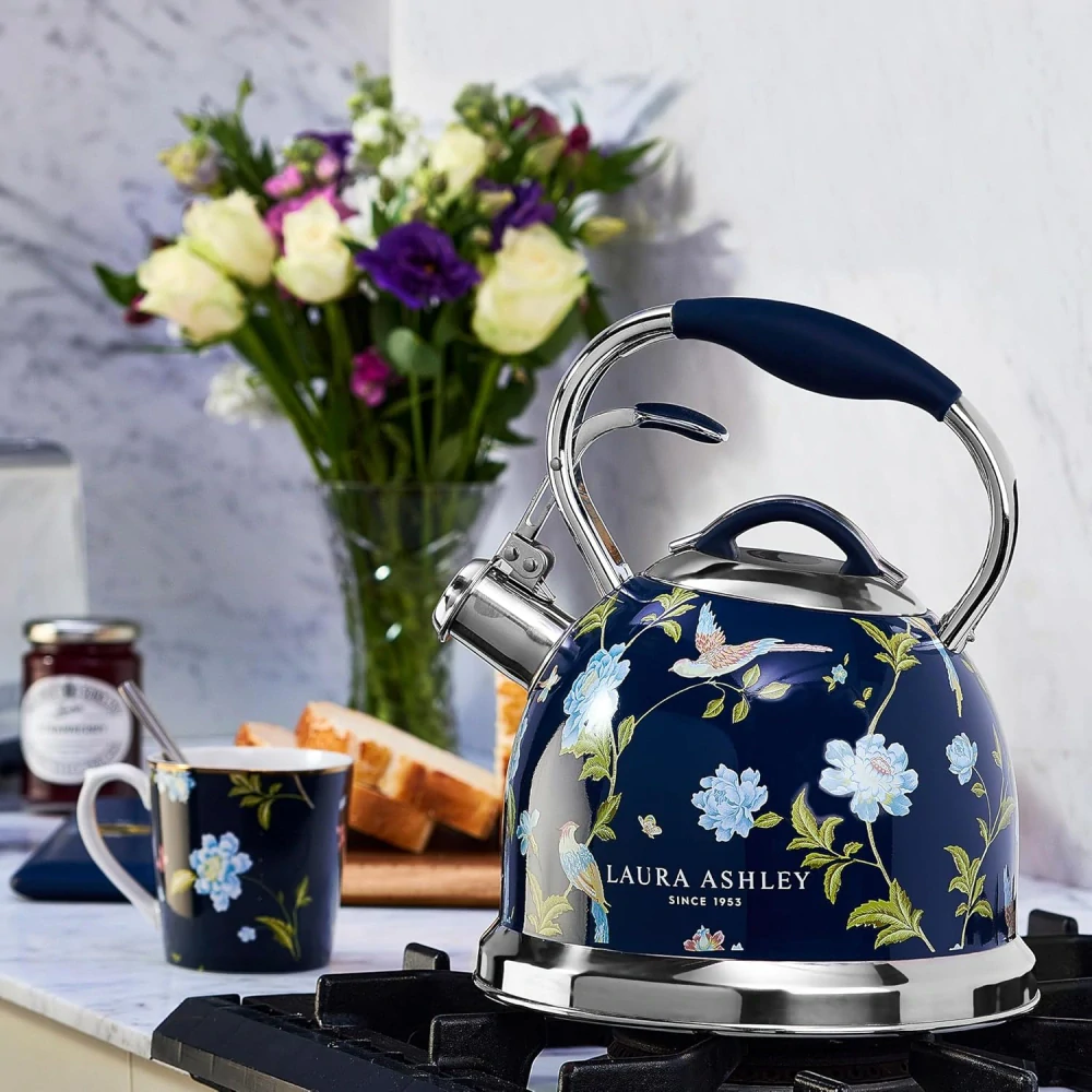 Laura Ashley čajová kanvica na sporák Elveden Navy 3 l – nerezová pískacia kanvica v námorníckej modrej