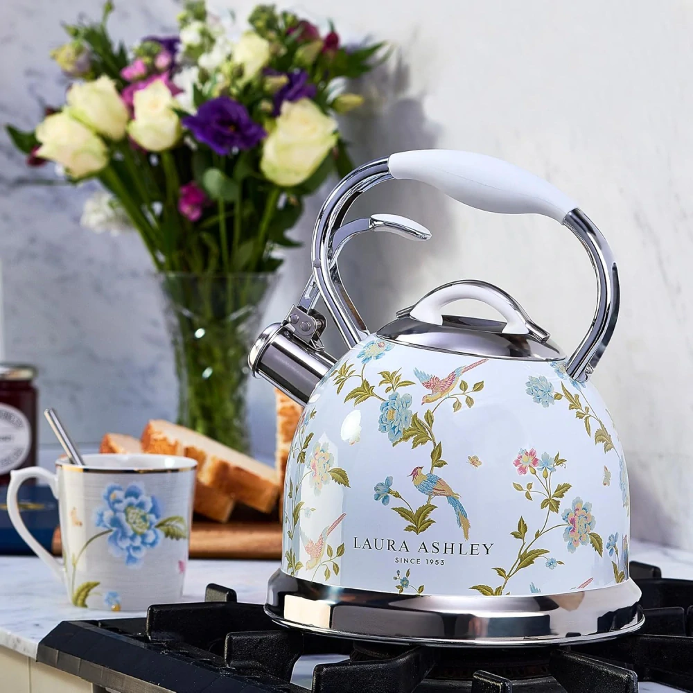 Laura Ashley čajová kanvica na sporák Elveden White 3 l – nerezová pískacia kanvica v bielom elegantnom dizajne