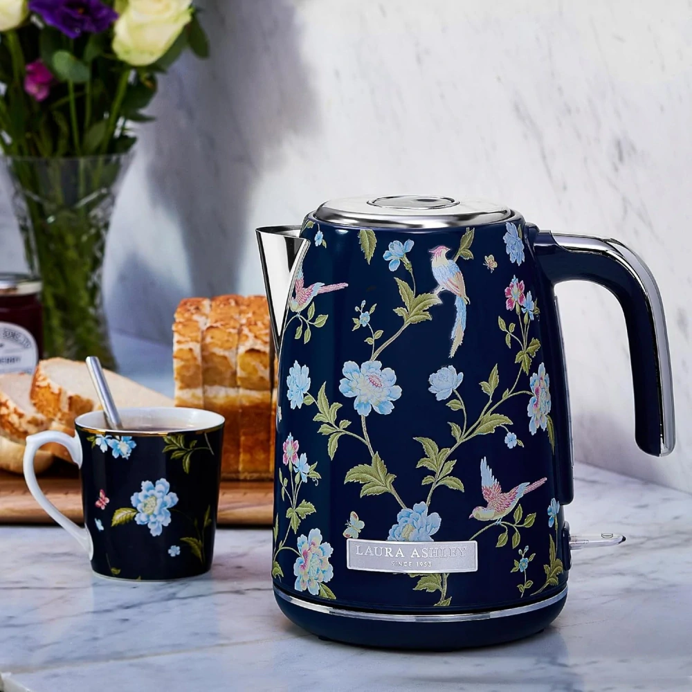 Laura Ashley rýchlovarná kanvica Elveden Navy 1,7 l – štýlová modrá kanvica s dizajnom Elveden