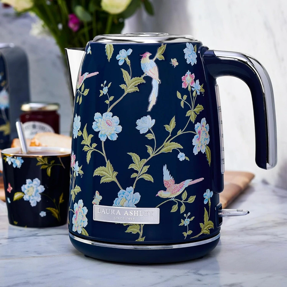 Laura Ashley rýchlovarná kanvica Elveden Navy 1,7 l – štýlová modrá kanvica s dizajnom Elveden