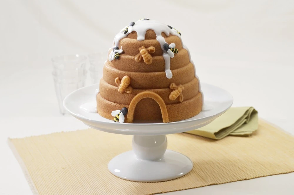Nordic Ware forma na bábovku včelí úľ 3D zlatá, 2,3 l