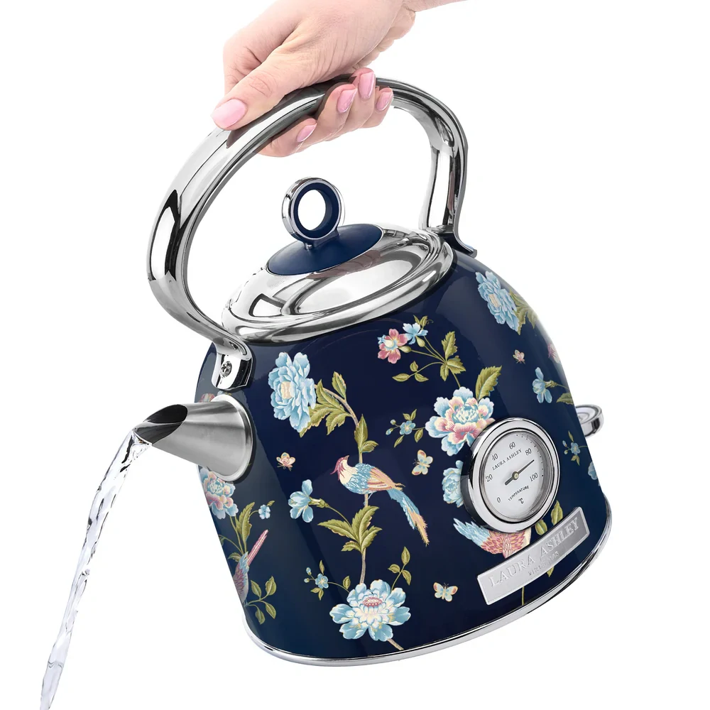 Laura Ashley rýchlovarná kanvica Elveden Navy 1,5 l – štýlová kanvica v námorníckej modrej s elegantným vzorom