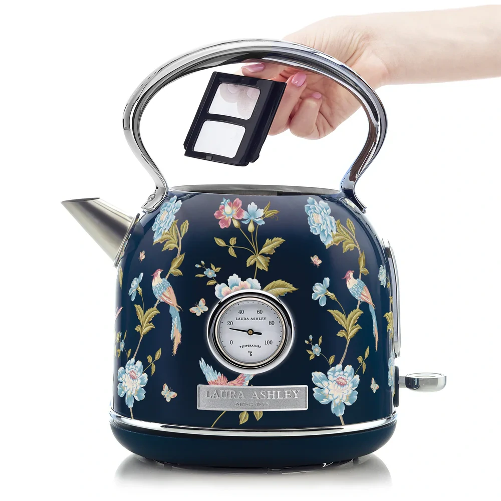 Laura Ashley rýchlovarná kanvica Elveden Navy 1,5 l – štýlová kanvica v námorníckej modrej s elegantným vzorom